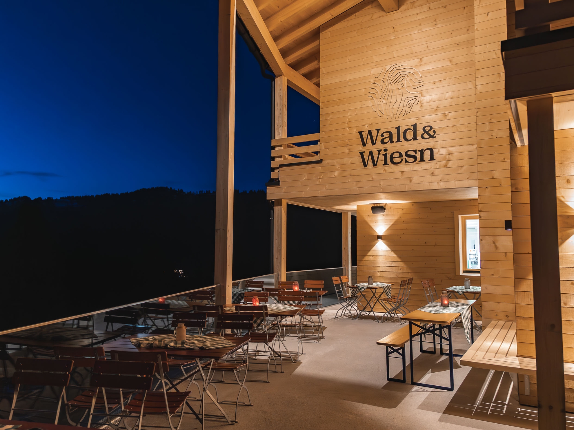 Das Berghotel Wald & Wiesn bei Dunkelheit