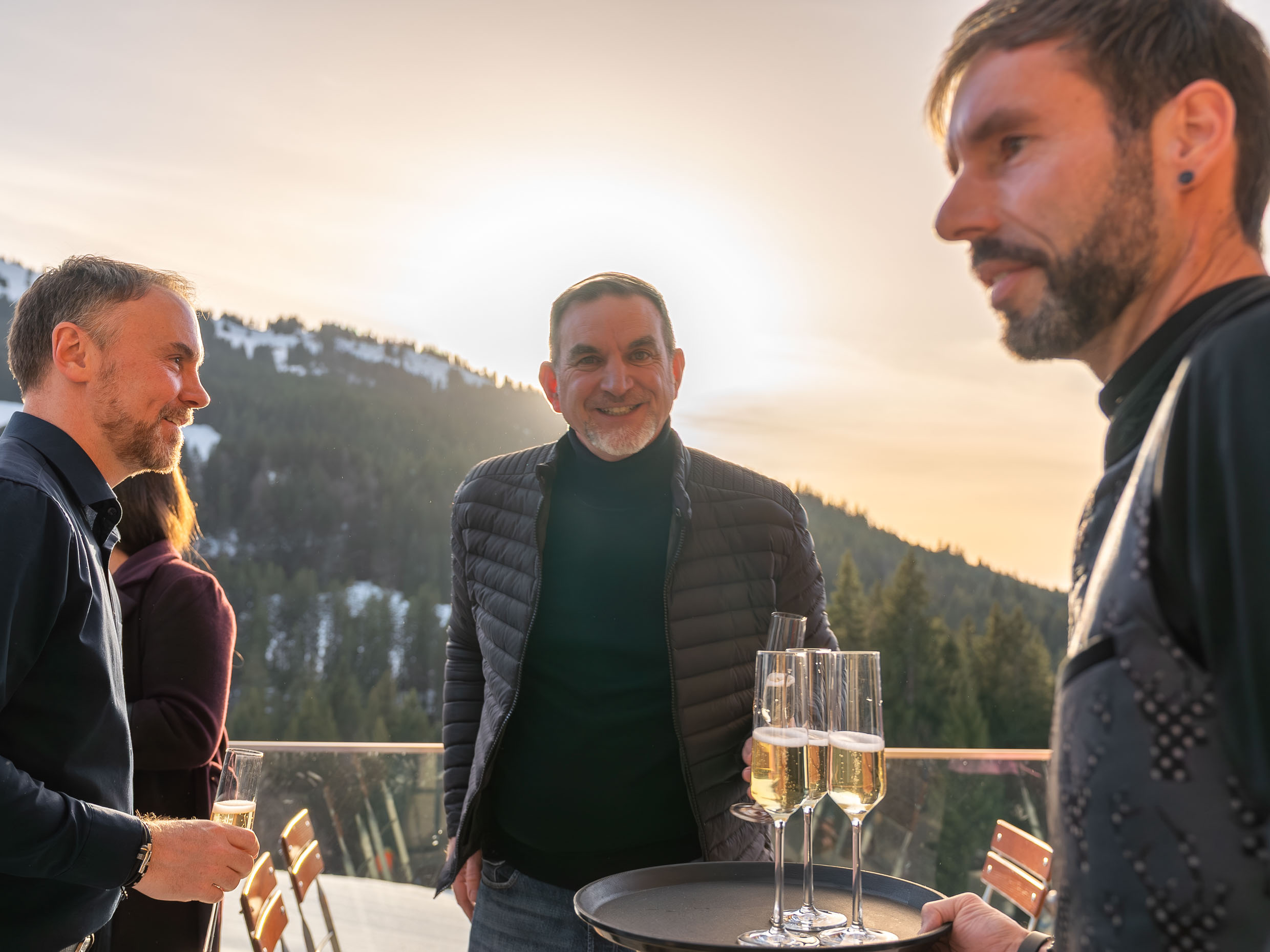 Das Gipfeltreffen begann bei malerischem Wetter mit dem Sektempfang auf unserer großen Sonnenterasse.