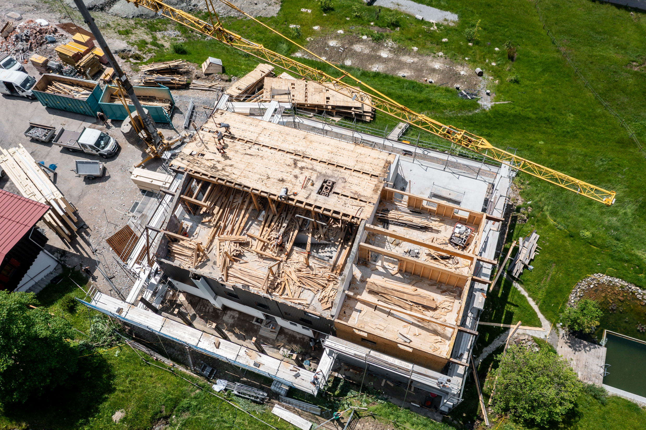 10. Juni: Der neue Anbau zur Erweiterung steht und das alte Dach wird abgerissen.