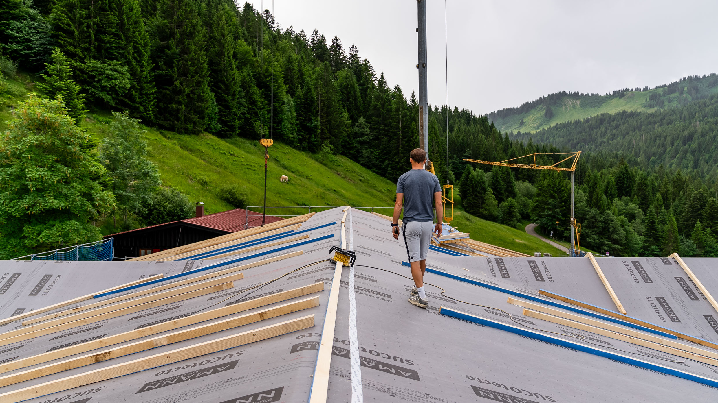 Nur vier Tage nachdem das alte Dach abgerissen wurde, hatten wir das größere neue Dach bereits fertig installiert und konnten mit Vollgas mit dem Innenausbau loslegen.
